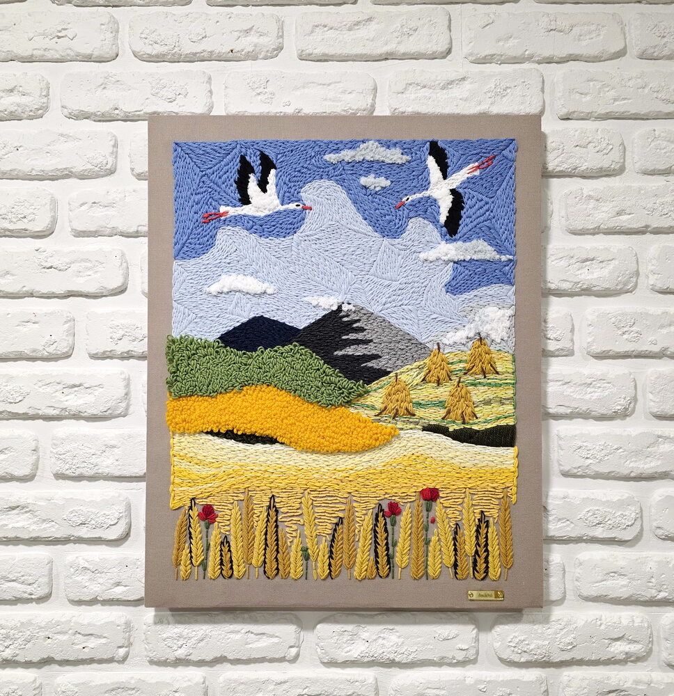 вишита картина купити Київ, вишіти картини Україна, купити вишиті картини на подарунок. Український пейзаж з лелеками, подарунок іноземцю, українські лани картина