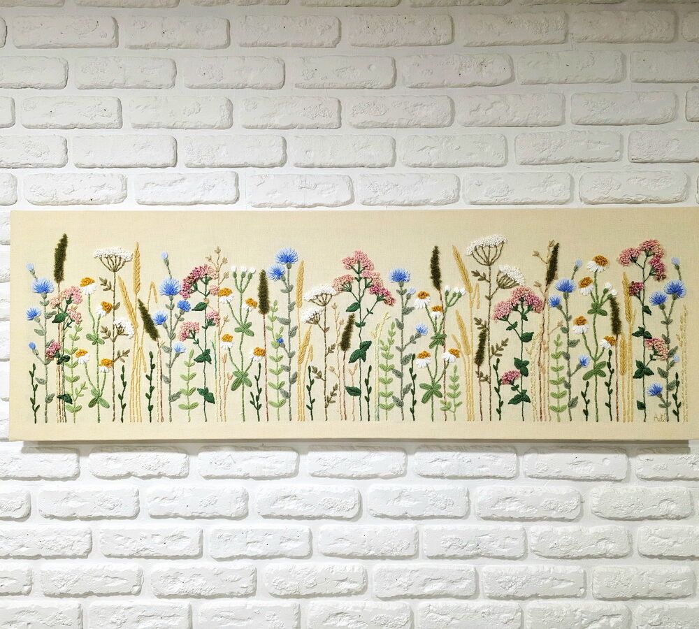 гобеленова вишивка картина купити Київ, коврова вишивка картини купити Україна, горизонтальна картина з квітами, польові квіти картина на подарунок, панорамна картина, довга картина у вітальню